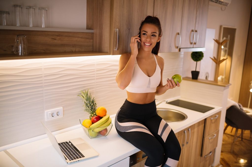 Kalori Cetveli: Besinlerin Kalori Listesi ve Günlük Kalori İhtiyacı Rehberi Nutritionist with unhealthy donutsyapay zeka ile kalori hesaplama