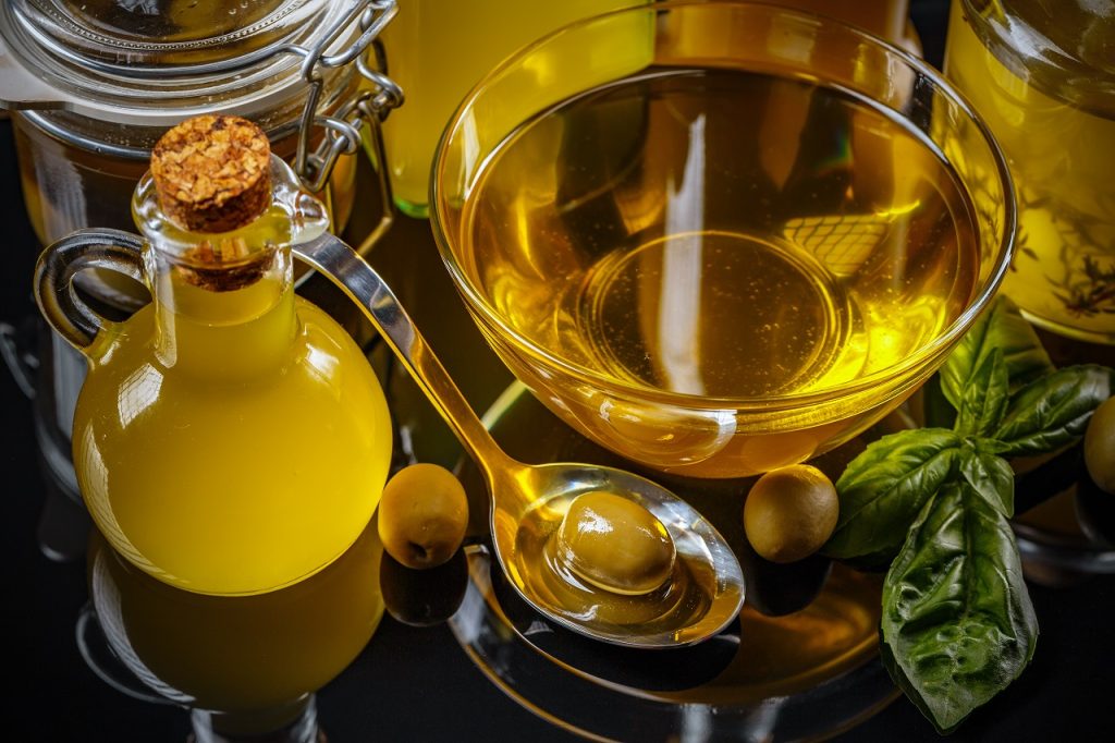 Zeytinyağı: Yemek ve Sağlık Açısından Faydaları, Çeşitleri ve Doğru Kullanımı Olive oil in vintage bottle