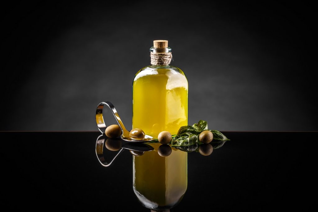 Zeytinyağı: Yemek ve Sağlık Açısından Faydaları, Çeşitleri ve Doğru Kullanımı Olive oil in vintage bottle