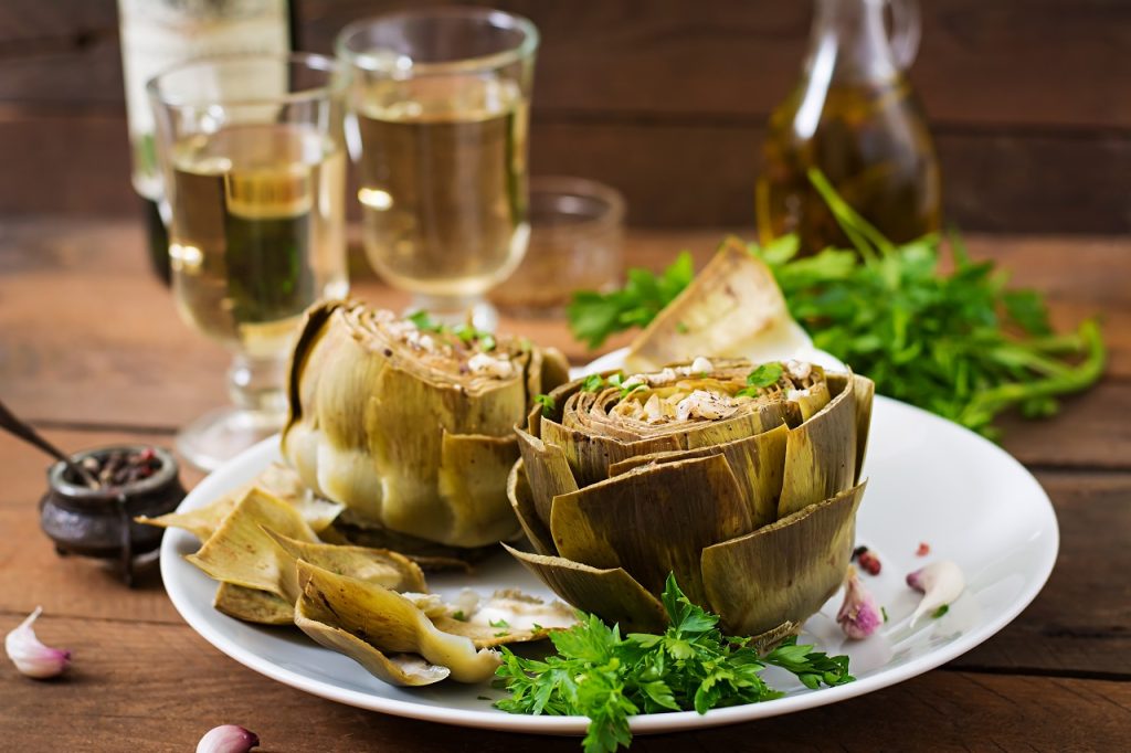 Zeytinyağlı Enginar Dolması Tarifi – Sağlıklı, Hafif ve Nefis Bir Lezzet Baked artichokes cooked with garlic sauce, mustard and parsley